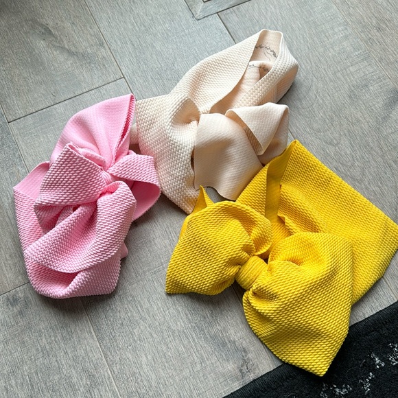 Blondes in Bows - Picture 1 of 4